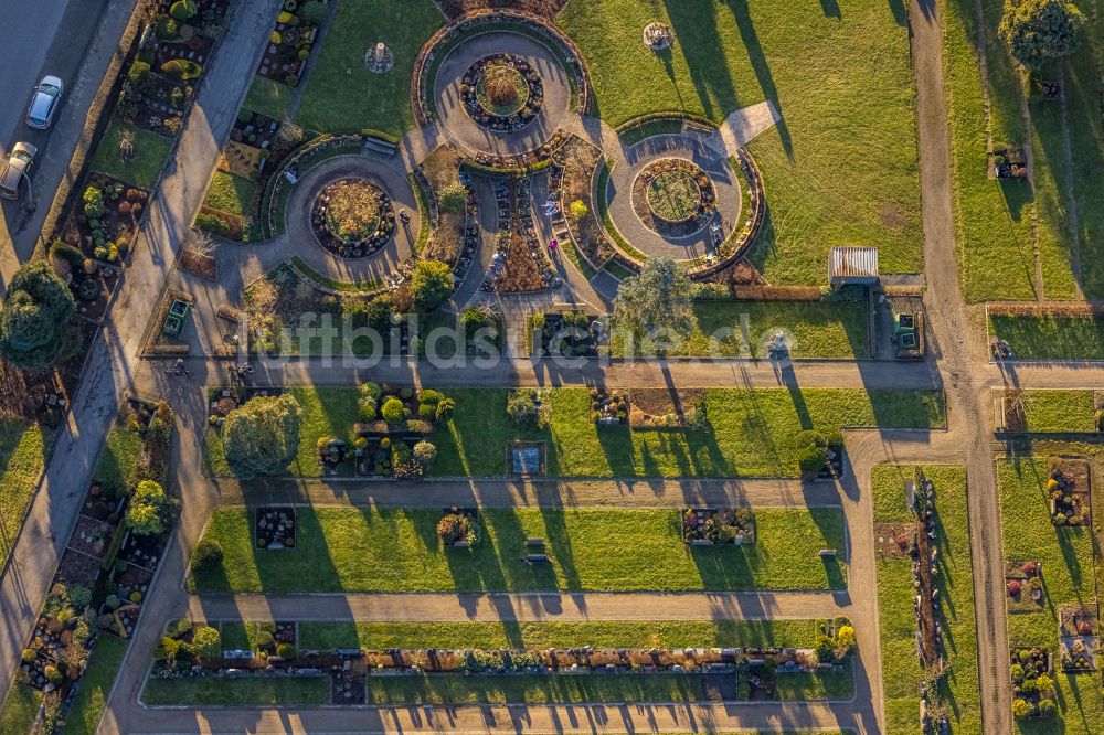 Luftbild Gladbeck - Grabreihen auf dem Gelände des Friedhofes in Gladbeck im Bundesland Nordrhein-Westfalen, Deutschland