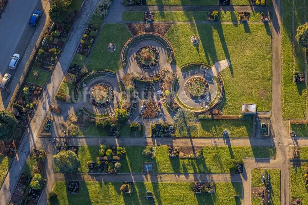 Gladbeck von oben - Grabreihen auf dem Gelände des Friedhofes in Gladbeck im Bundesland Nordrhein-Westfalen, Deutschland
