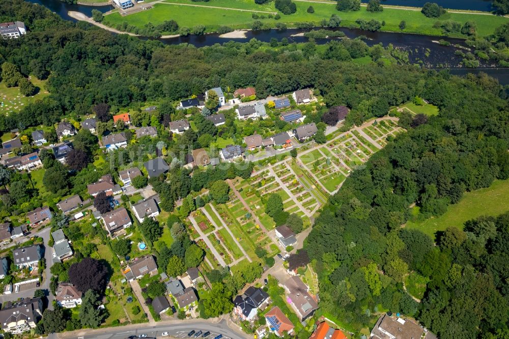 Luftaufnahme Hattingen - Grabreihen auf dem Gelände des Friedhofes II in Hattingen - Blankenstein im Bundesland Nordrhein-Westfalen