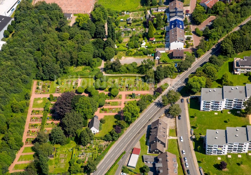 Hattingen aus der Vogelperspektive: Grabreihen auf dem Gelände des Friedhofes IV in Hattingen im Bundesland Nordrhein-Westfalen