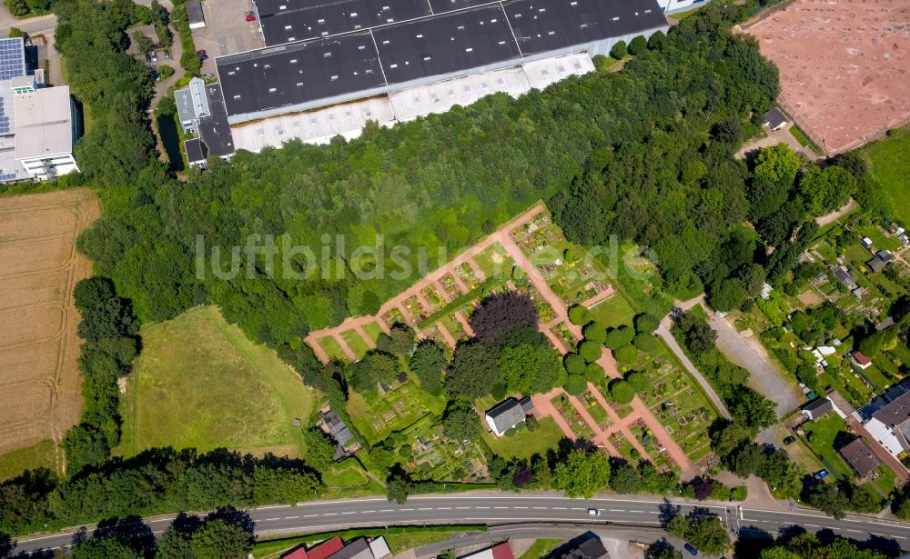 Luftbild Hattingen - Grabreihen auf dem Gelände des Friedhofes IV in Hattingen im Bundesland Nordrhein-Westfalen