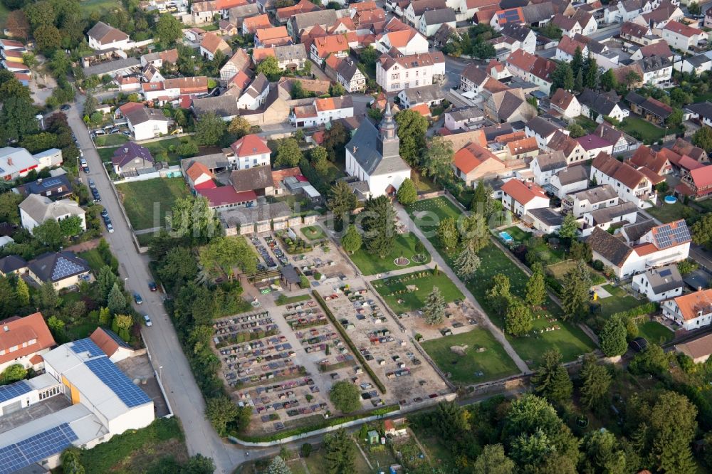 Luftaufnahme Groß-Rohrheim - Grabreihen auf dem Gelände des Friedhofes an der Kirche in Groß-Rohrheim im Bundesland Hessen, Deutschland