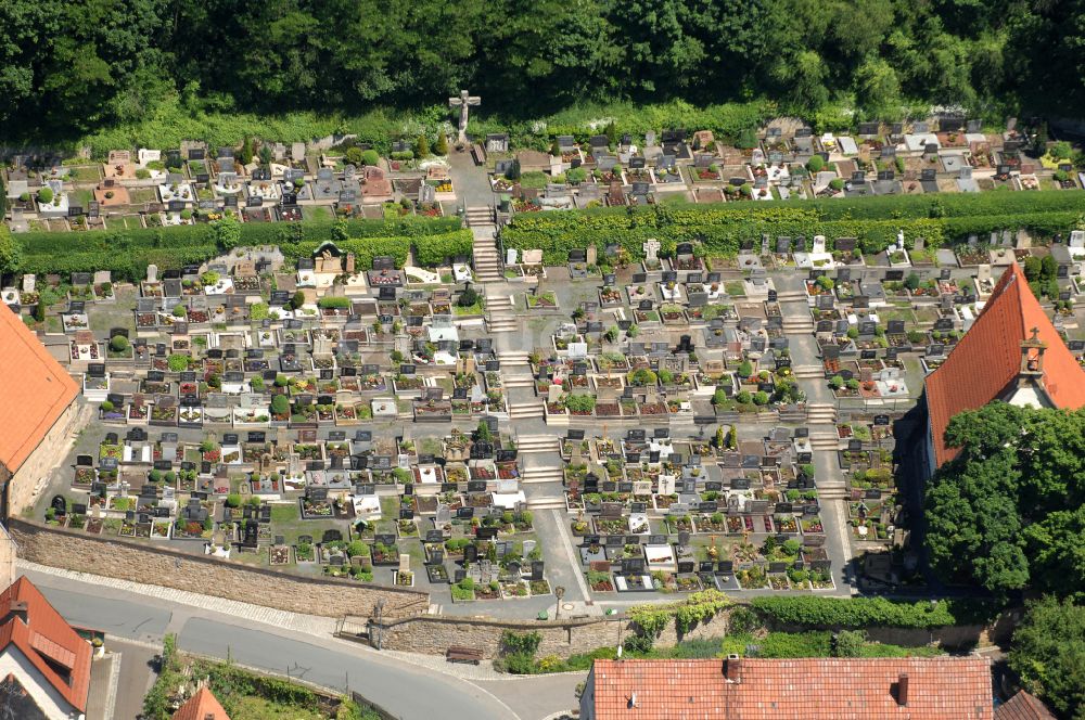 Zeil am Main aus der Vogelperspektive: Grabreihen auf dem Gelände des Friedhofes Kreuzfriedhof in Zeil am Main im Bundesland Bayern, Deutschland