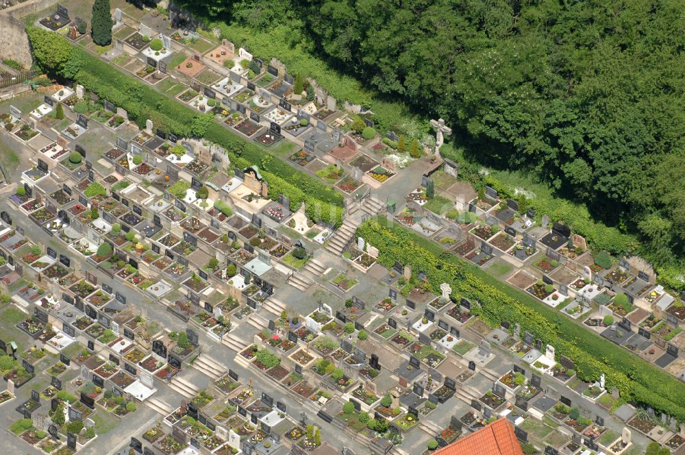 Luftbild Zeil am Main - Grabreihen auf dem Gelände des Friedhofes Kreuzfriedhof in Zeil am Main im Bundesland Bayern, Deutschland