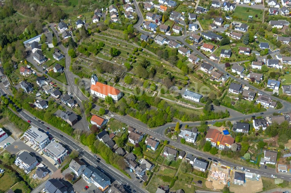 Luftaufnahme Dreis-Tiefenbach - Grabreihen auf dem Gelände des Friedhofes an der Kreuztaler Straße in Dreis-Tiefenbach im Bundesland Nordrhein-Westfalen, Deutschland