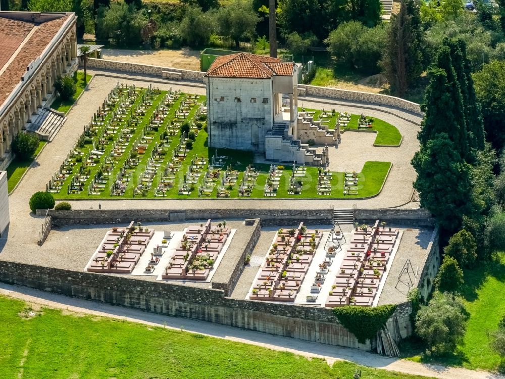 Lazise von oben - Grabreihen auf dem Gelände des Friedhofes in Lazise in Veneto, Italien