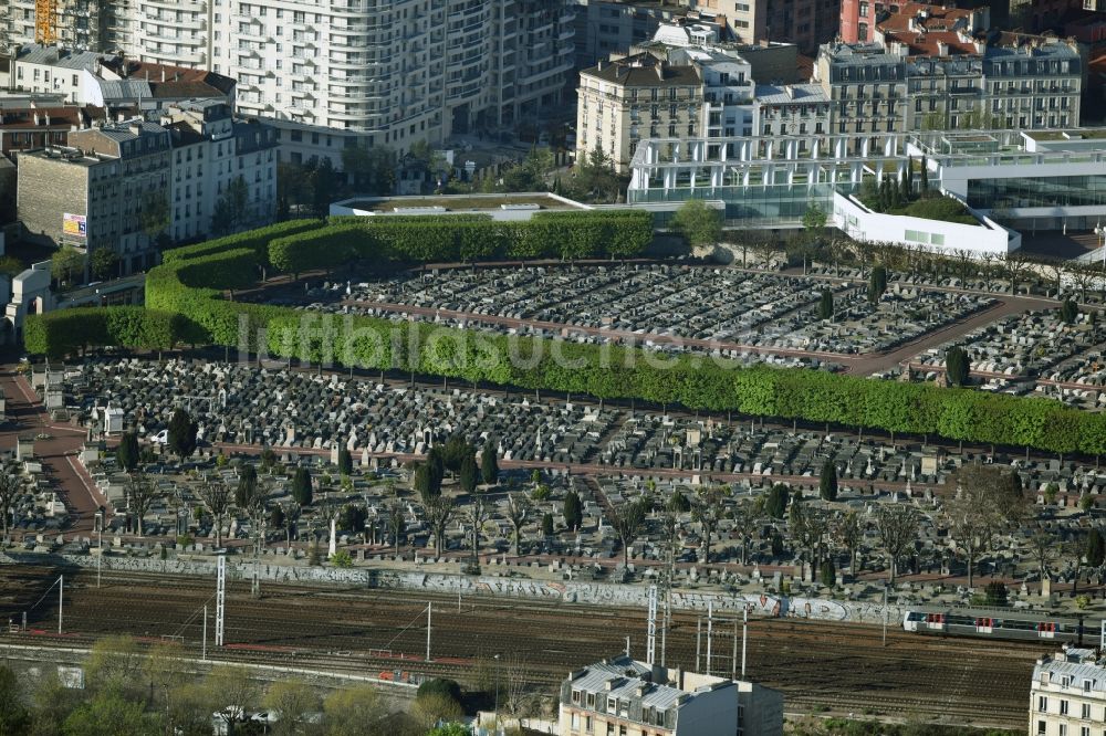 Luftbild Levallois-Perret - Grabreihen auf dem Gelände des Friedhofes in Levallois-Perret in Ile-de-France, Frankreich