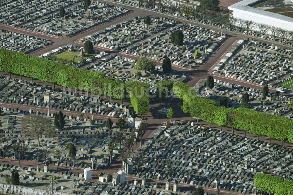 Levallois-Perret von oben - Grabreihen auf dem Gelände des Friedhofes in Levallois-Perret in Ile-de-France, Frankreich