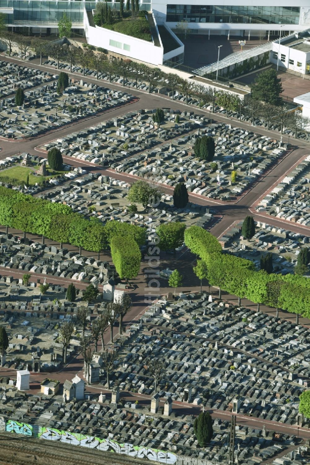 Levallois-Perret aus der Vogelperspektive: Grabreihen auf dem Gelände des Friedhofes in Levallois-Perret in Ile-de-France, Frankreich