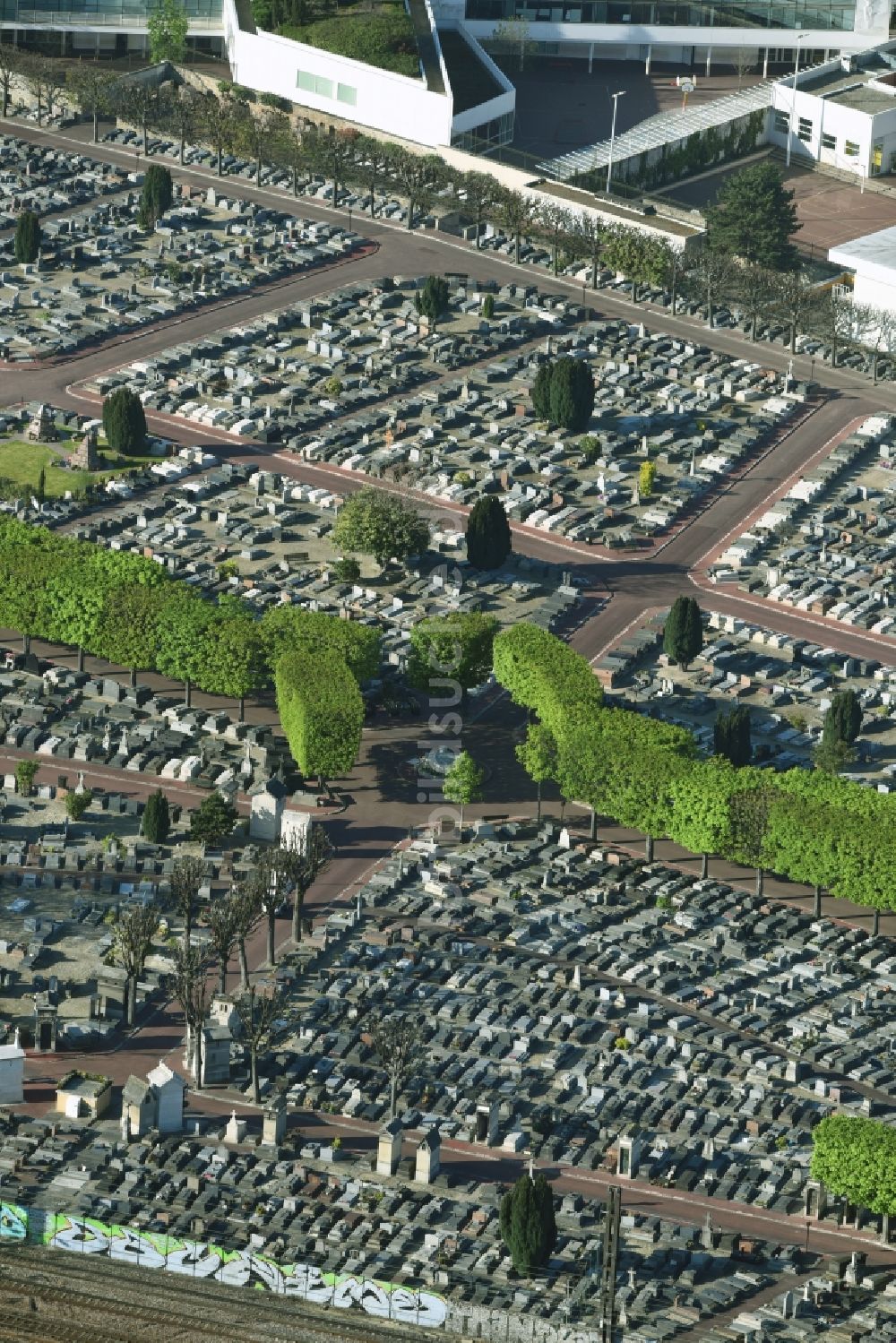 Luftbild Levallois-Perret - Grabreihen auf dem Gelände des Friedhofes in Levallois-Perret in Ile-de-France, Frankreich