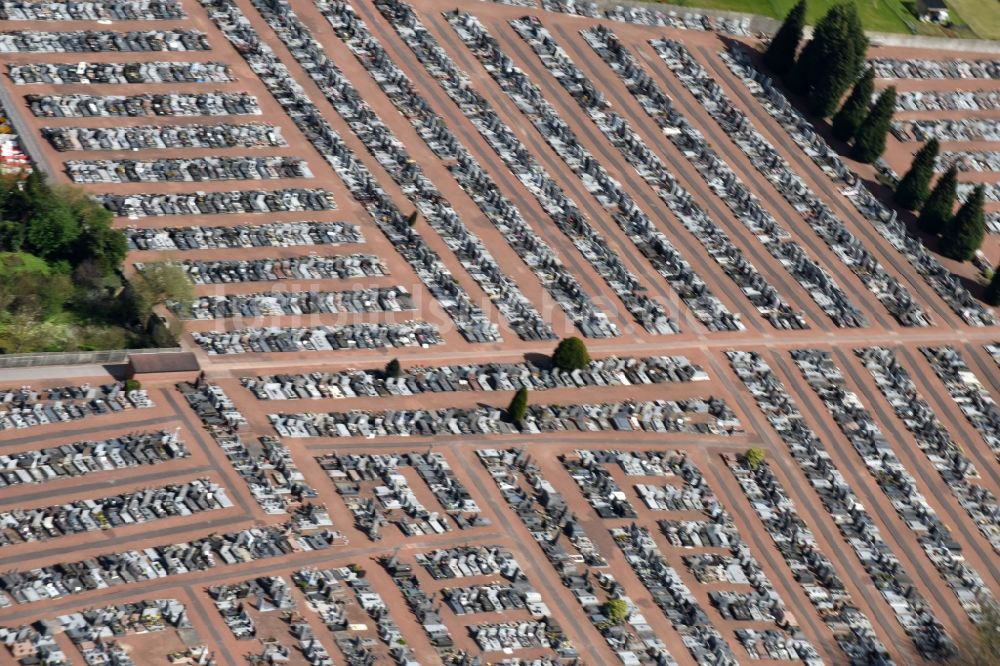 Lievin von oben - Grabreihen auf dem Gelände des Friedhofes in Lievin in Nord-Pas-de-Calais Picardie, Frankreich