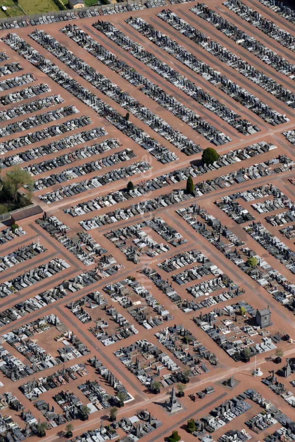 Luftbild Lievin - Grabreihen auf dem Gelände des Friedhofes in Lievin in Nord-Pas-de-Calais Picardie, Frankreich