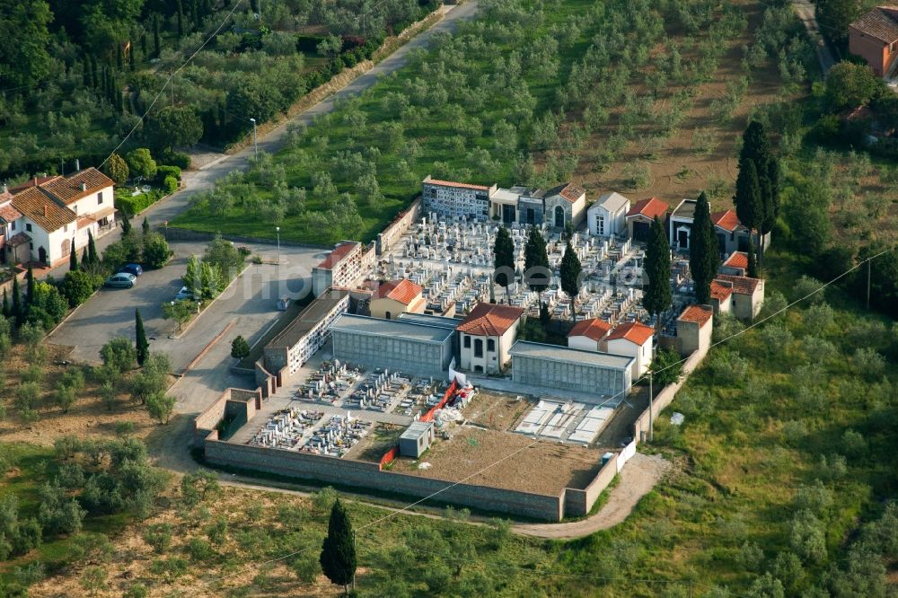 Luftbild Arezzo - Grabreihen auf dem Gelände des Friedhofes Lignano in Arezzo in Toscana, Italien