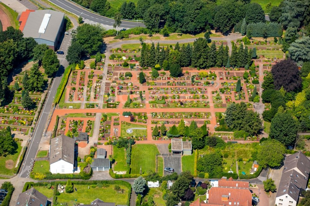 Hattingen von oben - Grabreihen auf dem Gelände des Friedhofes St. Mauritius in Hattingen im Bundesland Nordrhein-Westfalen