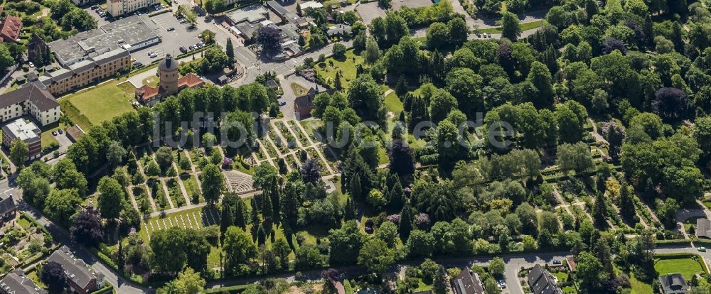 Flensburg von oben - Grabreihen auf dem Gelände des Friedhofes Mühlenfriedhof in Flensburg im Bundesland Schleswig-Holstein, Deutschland