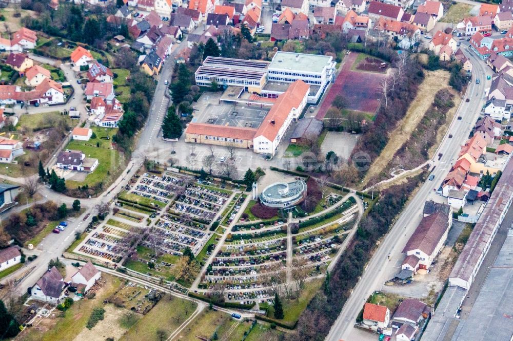 Luftaufnahme Oberderdingen - Grabreihen auf dem Gelände des Friedhofes in Oberderdingen im Bundesland Baden-Württemberg, Deutschland