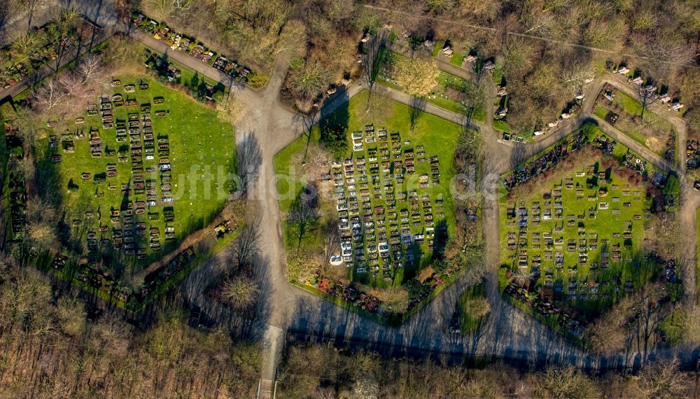 Oberhausen von oben - Grabreihen auf dem Gelände des Friedhofes in Oberhausen im Bundesland Nordrhein-Westfalen