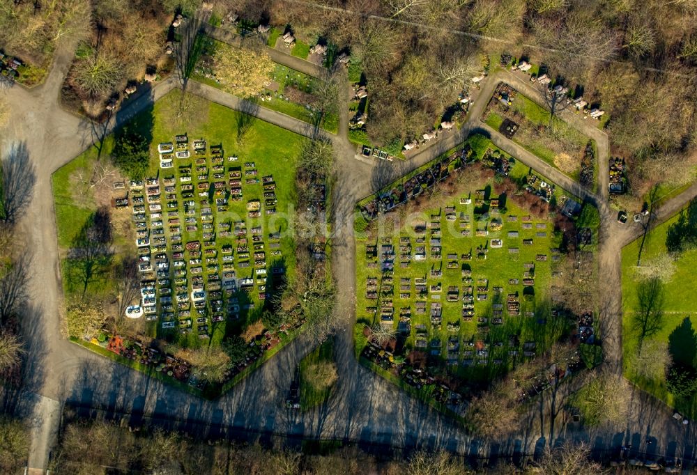 Oberhausen aus der Vogelperspektive: Grabreihen auf dem Gelände des Friedhofes in Oberhausen im Bundesland Nordrhein-Westfalen