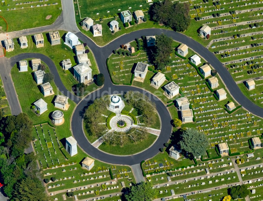 Luftaufnahme San Francisco - Grabreihen auf dem Gelände des Friedhofes Olivet Memorial Park am Hillside Boulevard, Daly Town in San Francisco in Kalifornien, USA