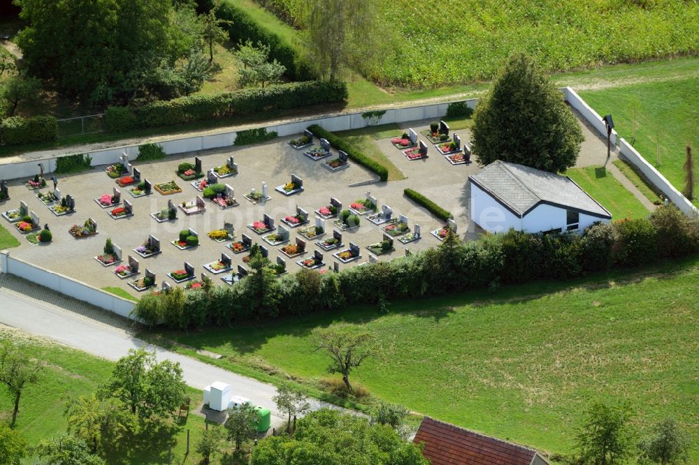 Dischingen aus der Vogelperspektive: Grabreihen auf dem Gelände des Friedhofes im Ortsteil Demmingen in Dischingen im Bundesland Baden-Württemberg