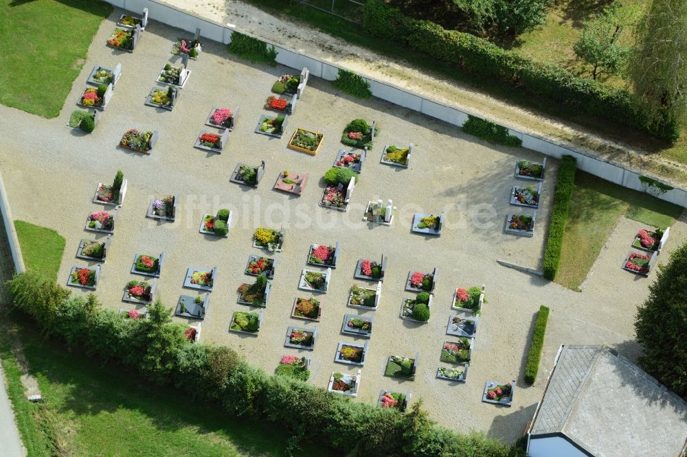 Dischingen von oben - Grabreihen auf dem Gelände des Friedhofes im Ortsteil Demmingen in Dischingen im Bundesland Baden-Württemberg