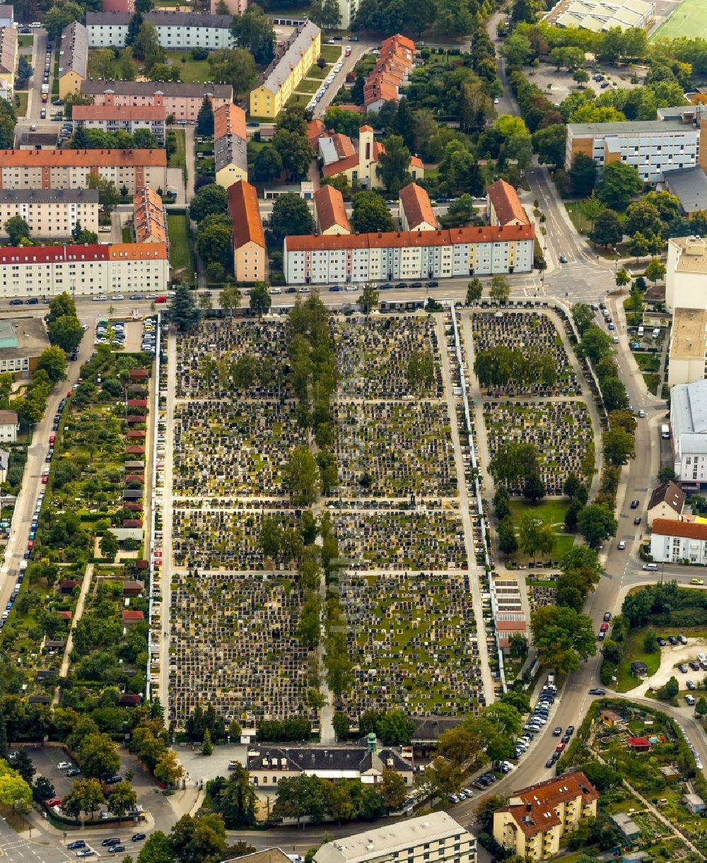 Luftaufnahme Regensburg - Grabreihen auf dem Gelände des Friedhofes in Regensburg im Bundesland Bayern