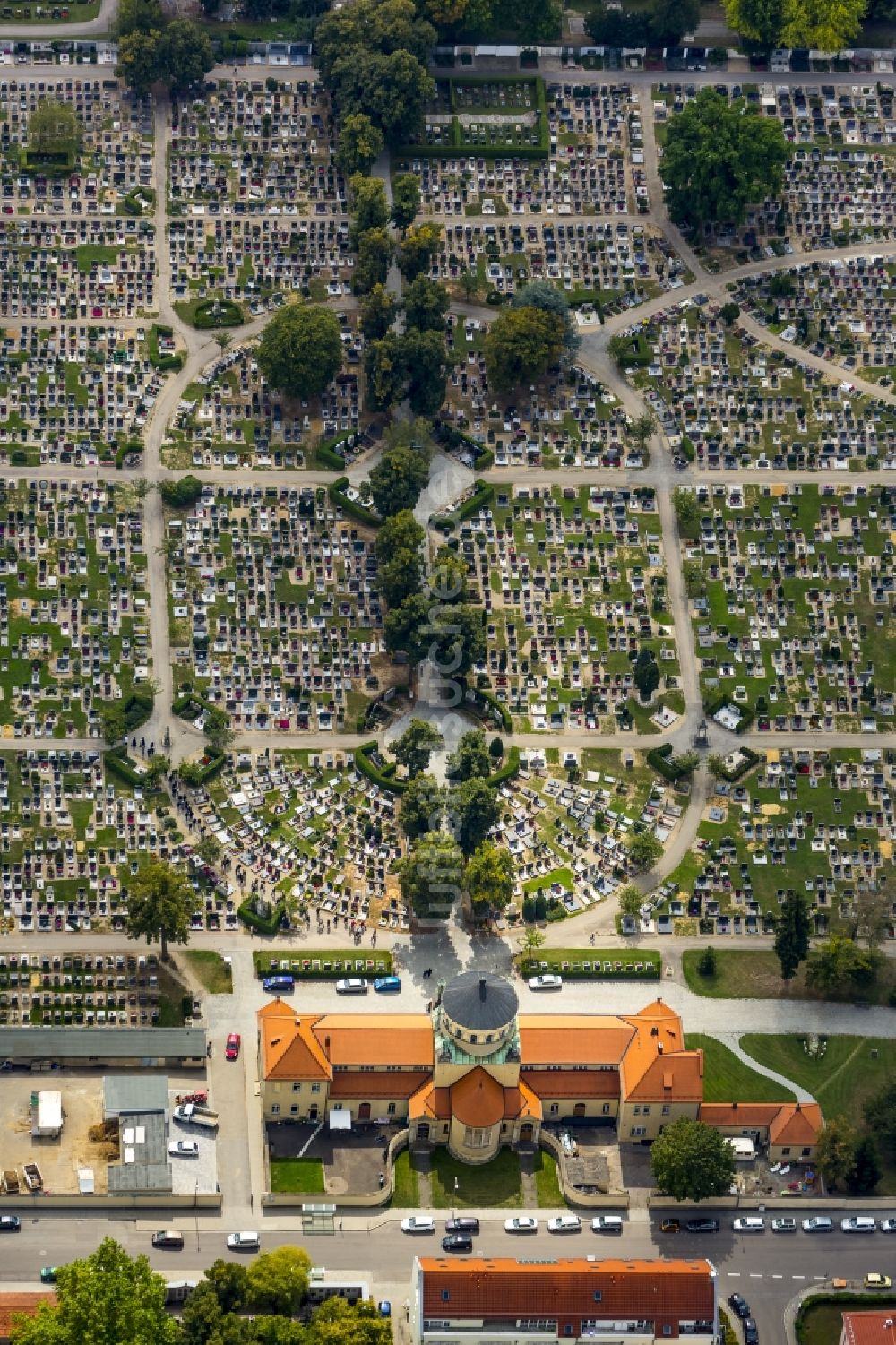 Luftbild Regensburg - Grabreihen auf dem Gelände des Friedhofes in Regensburg im Bundesland Bayern