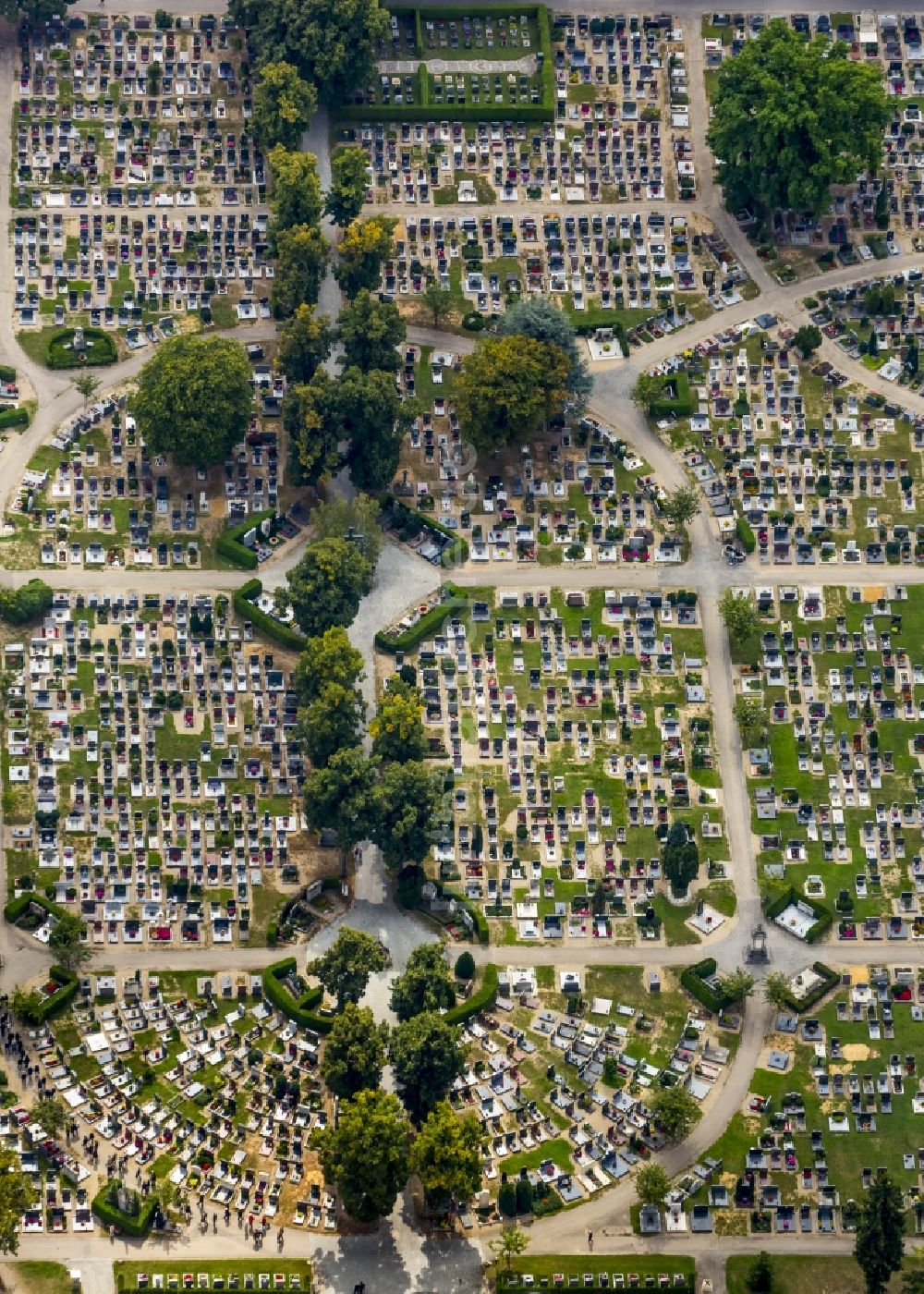 Luftaufnahme Regensburg - Grabreihen auf dem Gelände des Friedhofes in Regensburg im Bundesland Bayern