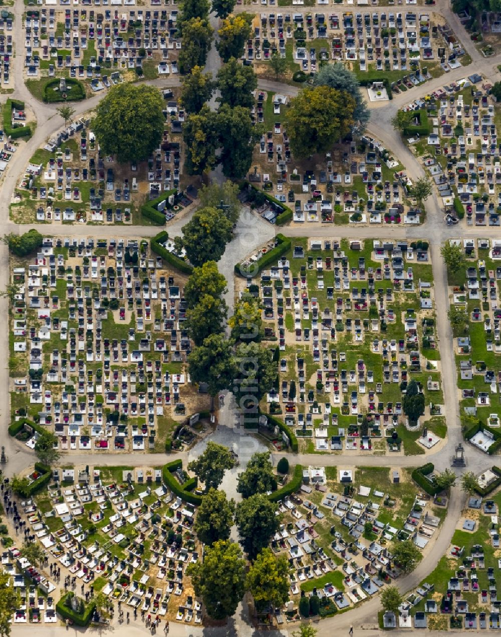 Regensburg von oben - Grabreihen auf dem Gelände des Friedhofes in Regensburg im Bundesland Bayern