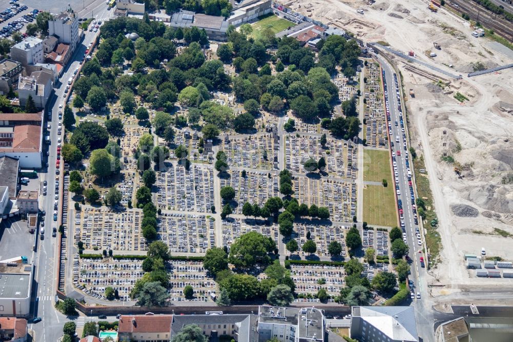 Luftbild Reims - Grabreihen auf dem Gelände des Friedhofes in Reims in Grand Est, Frankreich