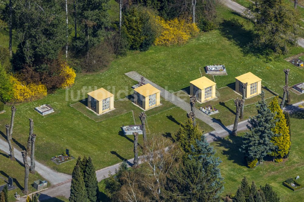 Hagen von oben - Grabreihen auf dem Gelände des Friedhofes Rembergfriedhof in Hagen im Bundesland Nordrhein-Westfalen, Deutschland