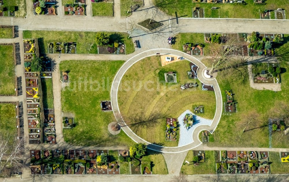 Herne von oben - Grabreihen auf dem Gelände des Friedhofes an der Richard-Wagner-Straße in Herne im Bundesland Nordrhein-Westfalen