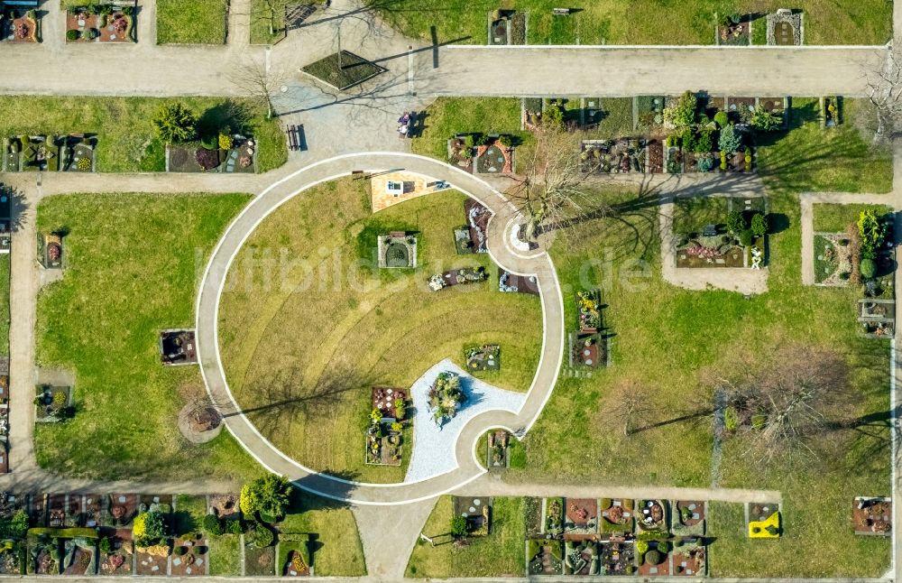 Herne aus der Vogelperspektive: Grabreihen auf dem Gelände des Friedhofes an der Richard-Wagner-Straße in Herne im Bundesland Nordrhein-Westfalen