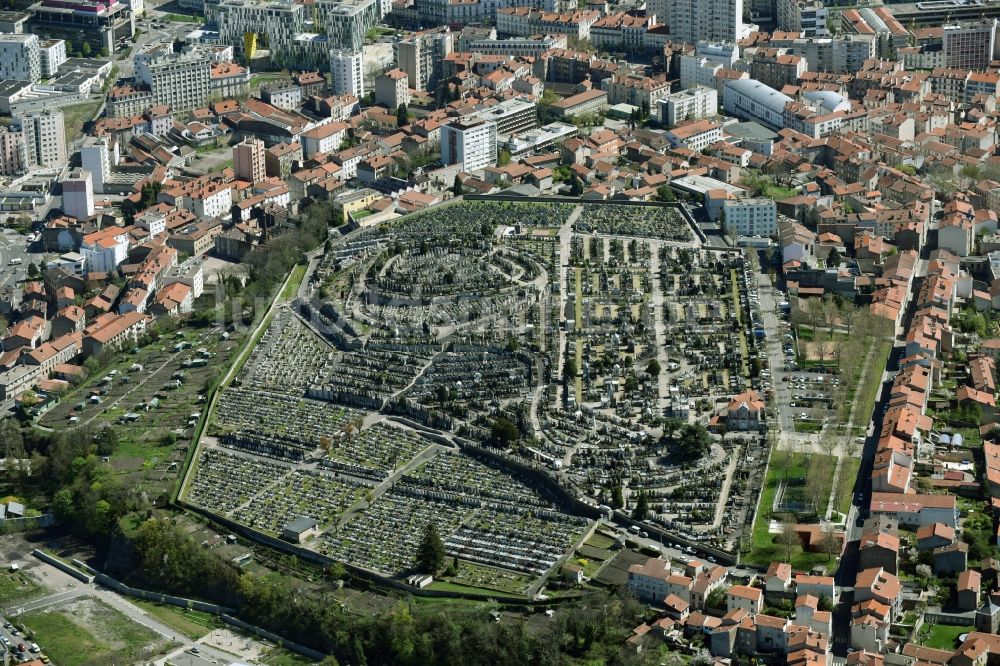 Luftaufnahme Saint-Etienne - Grabreihen auf dem Gelände des Friedhofes in Saint-Etienne in Auvergne Rhone-Alpes, Frankreich