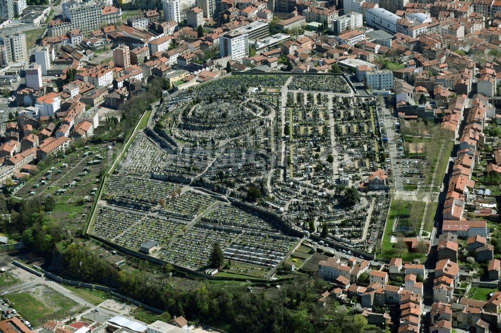 Saint-Etienne von oben - Grabreihen auf dem Gelände des Friedhofes in Saint-Etienne in Auvergne Rhone-Alpes, Frankreich