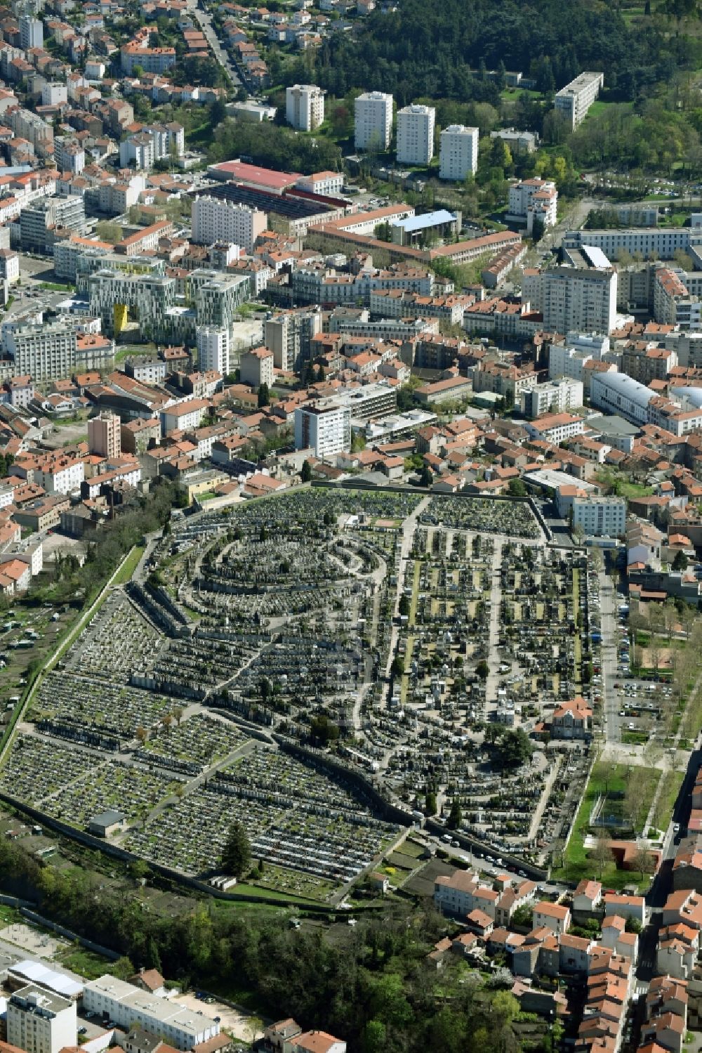 Saint-Etienne aus der Vogelperspektive: Grabreihen auf dem Gelände des Friedhofes in Saint-Etienne in Auvergne Rhone-Alpes, Frankreich