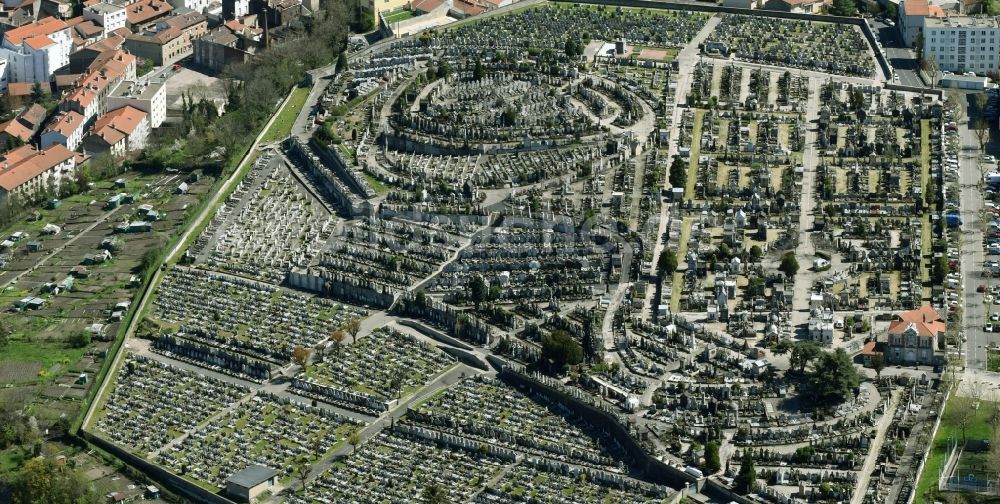 Luftbild Saint-Etienne - Grabreihen auf dem Gelände des Friedhofes in Saint-Etienne in Auvergne Rhone-Alpes, Frankreich