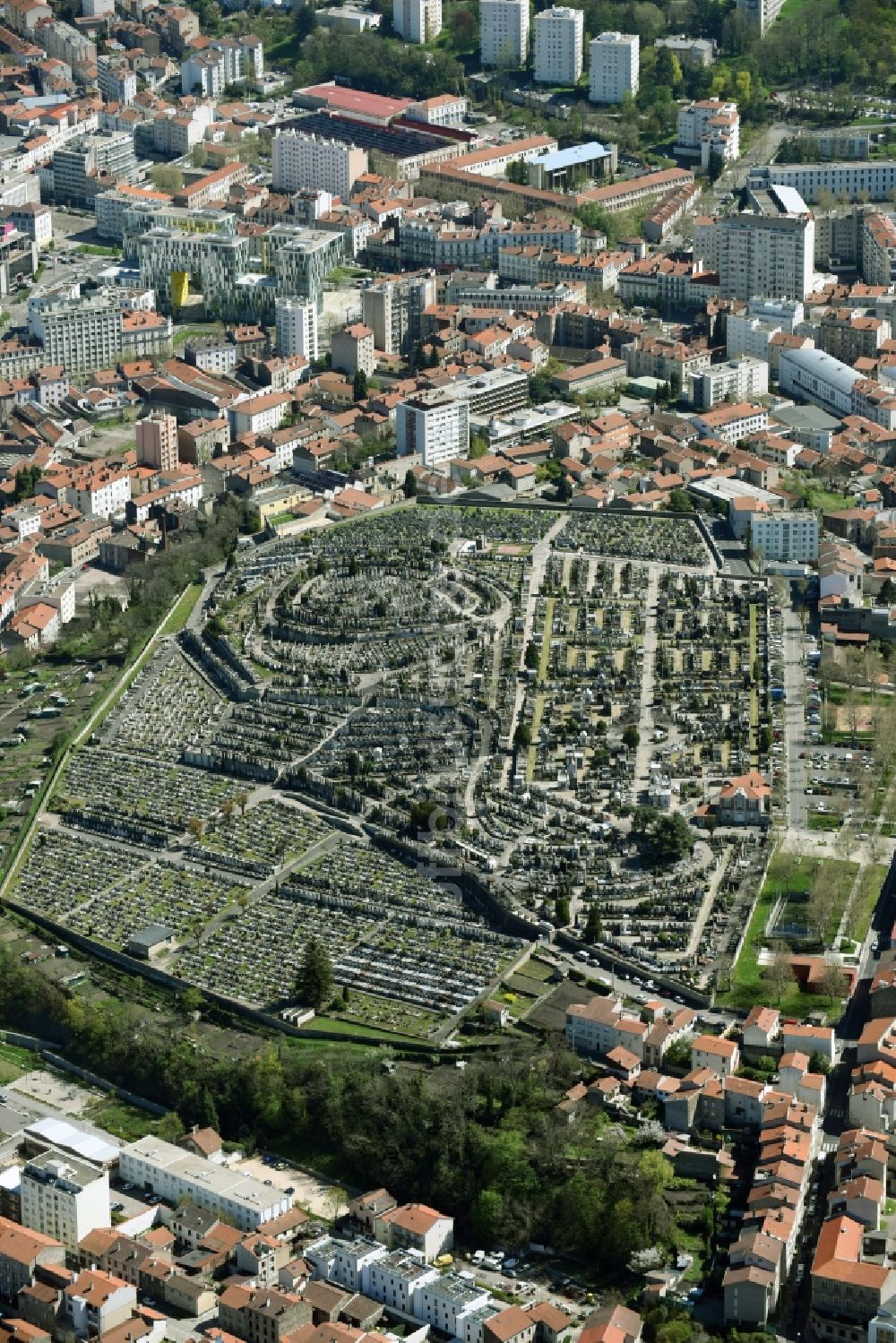 Luftaufnahme Saint-Etienne - Grabreihen auf dem Gelände des Friedhofes in Saint-Etienne in Auvergne Rhone-Alpes, Frankreich