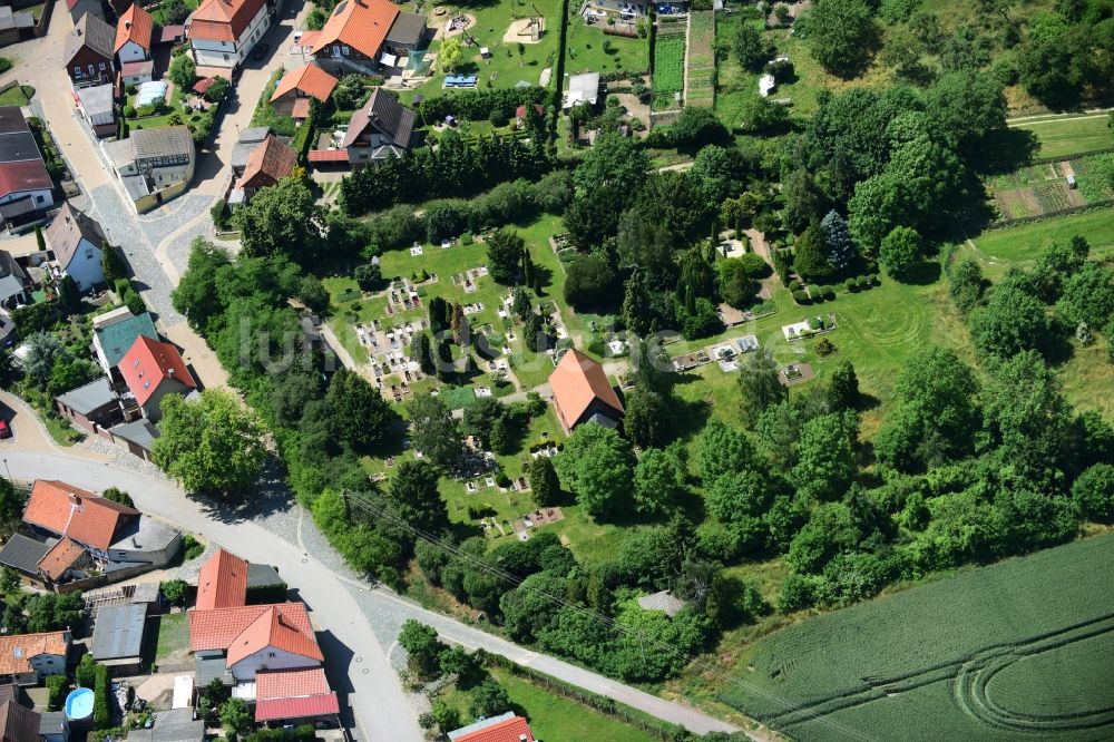 Sargstedt von oben - Grabreihen auf dem Gelände des Friedhofes in Sargstedt im Bundesland Sachsen-Anhalt