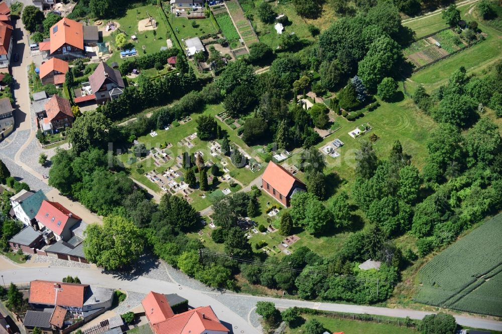 Sargstedt aus der Vogelperspektive: Grabreihen auf dem Gelände des Friedhofes in Sargstedt im Bundesland Sachsen-Anhalt