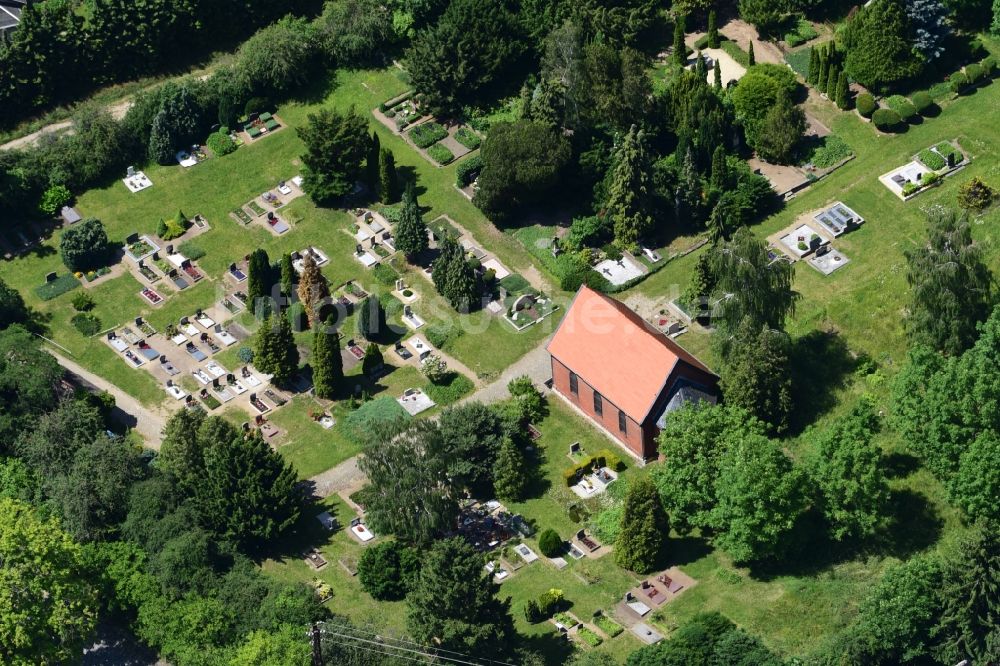 Luftbild Sargstedt - Grabreihen auf dem Gelände des Friedhofes in Sargstedt im Bundesland Sachsen-Anhalt