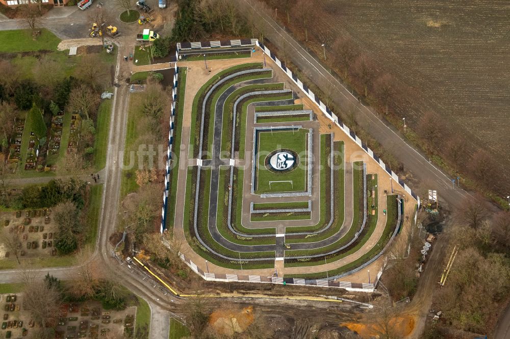 Luftbild Gelsenkirchen - Grabreihen auf dem Gelände des Friedhofes Schalke-FanFeld in Gelsenkirchen im Bundesland Nordrhein-Westfalen, Deutschland