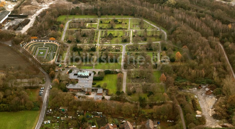 Gelsenkirchen von oben - Grabreihen auf dem Gelände des Friedhofes Schalke-FanFeld in Gelsenkirchen im Bundesland Nordrhein-Westfalen, Deutschland