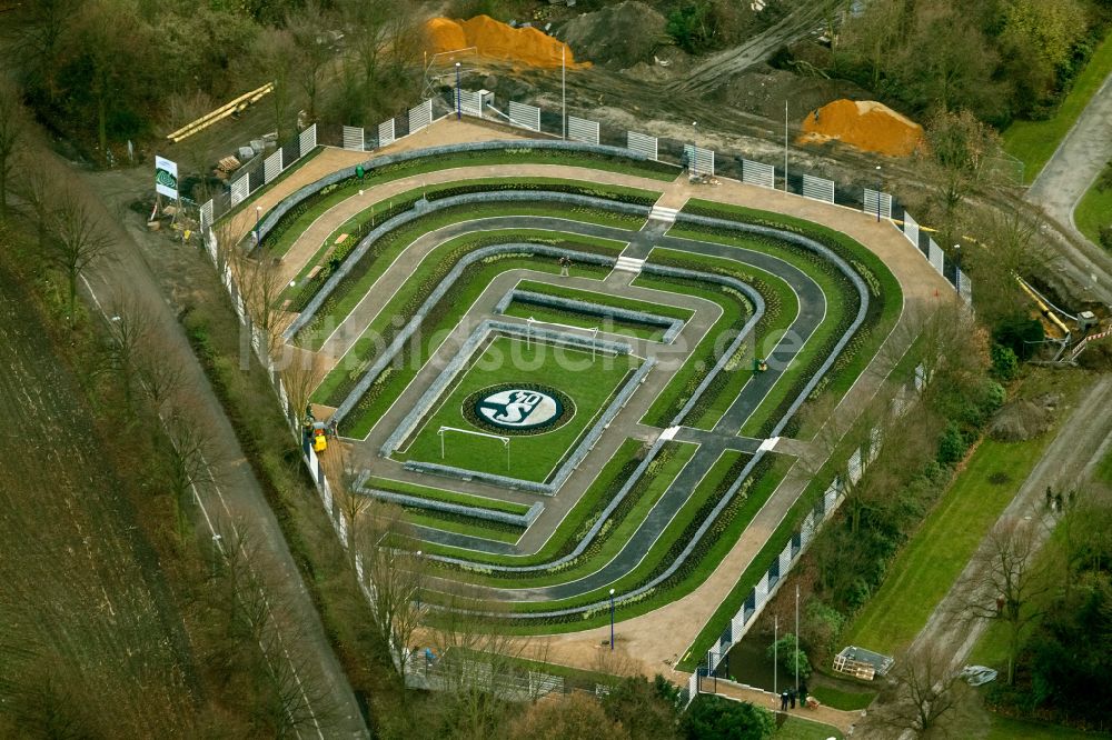 Gelsenkirchen aus der Vogelperspektive: Grabreihen auf dem Gelände des Friedhofes Schalke-FanFeld in Gelsenkirchen im Bundesland Nordrhein-Westfalen, Deutschland