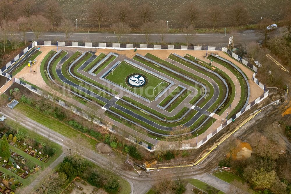 Luftbild Gelsenkirchen - Grabreihen auf dem Gelände des Friedhofes Schalke-FanFeld in Gelsenkirchen im Bundesland Nordrhein-Westfalen, Deutschland