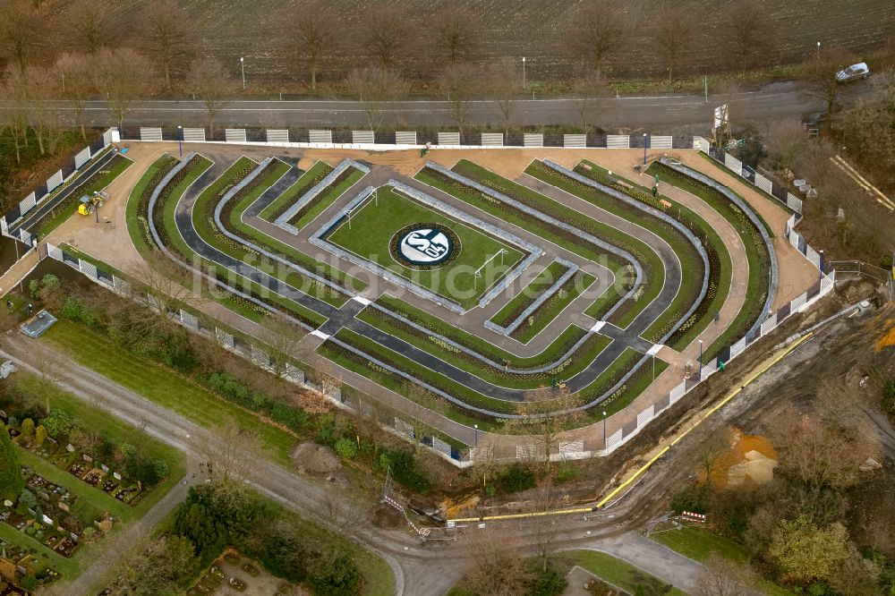 Luftaufnahme Gelsenkirchen - Grabreihen auf dem Gelände des Friedhofes Schalke-FanFeld in Gelsenkirchen im Bundesland Nordrhein-Westfalen, Deutschland