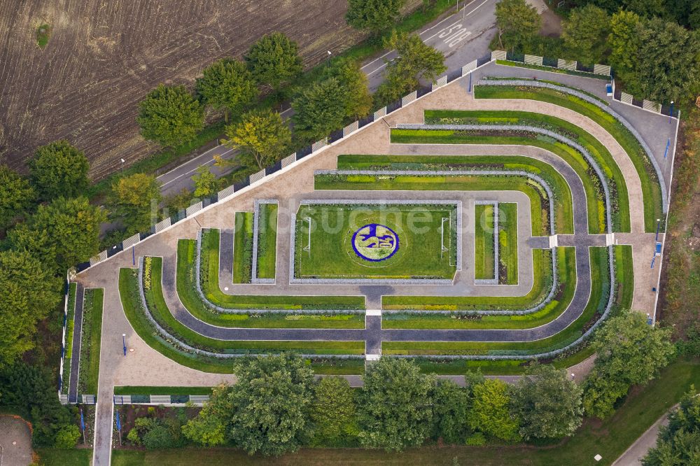 Gelsenkirchen aus der Vogelperspektive: Grabreihen auf dem Gelände des Friedhofes Schalke-FanFeld in Gelsenkirchen im Bundesland Nordrhein-Westfalen, Deutschland