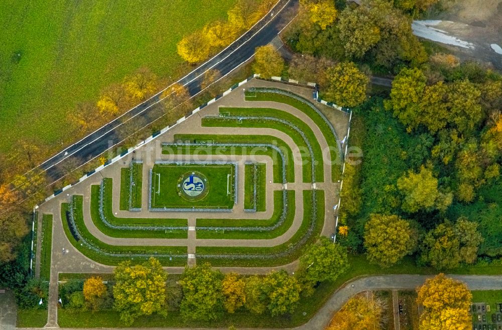 Gelsenkirchen aus der Vogelperspektive: Grabreihen auf dem Gelände des Friedhofes Schalke-FanFeld in Gelsenkirchen im Bundesland Nordrhein-Westfalen, Deutschland