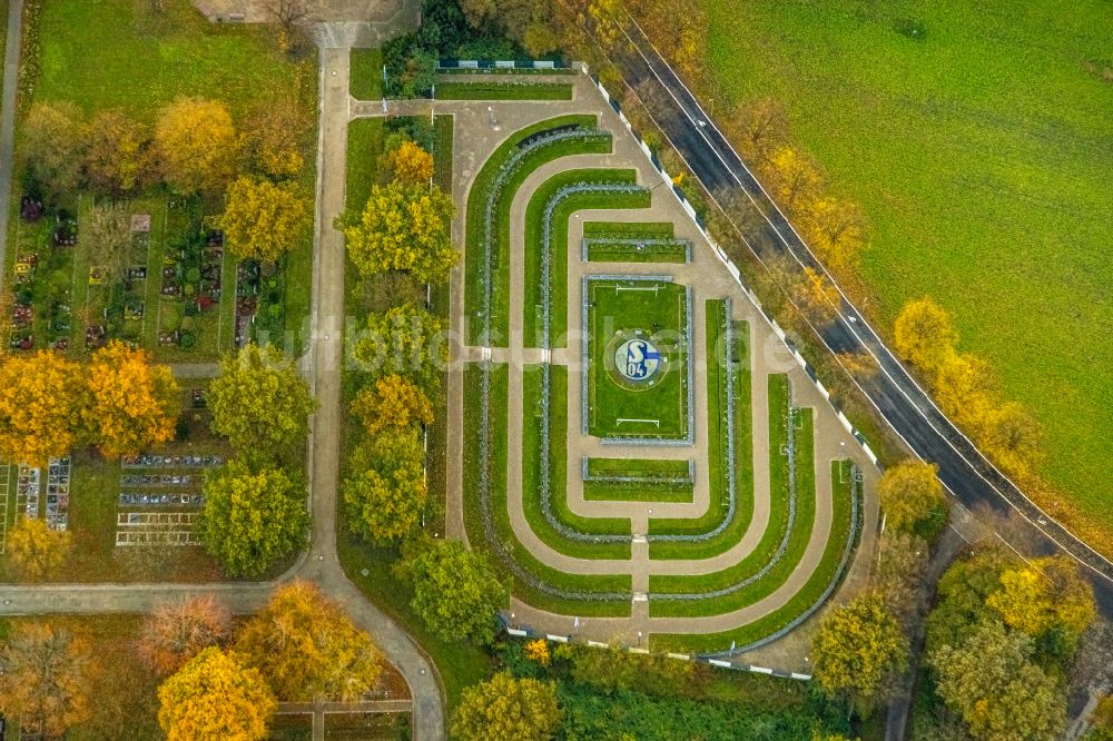 Luftaufnahme Gelsenkirchen - Grabreihen auf dem Gelände des Friedhofes Schalke-FanFeld in Gelsenkirchen im Bundesland Nordrhein-Westfalen, Deutschland