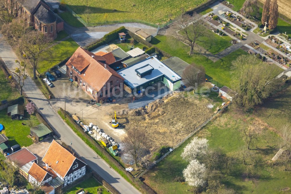 Süddinker von oben - Grabreihen auf dem Gelände des Friedhofes in Süddinker im Bundesland Nordrhein-Westfalen, Deutschland